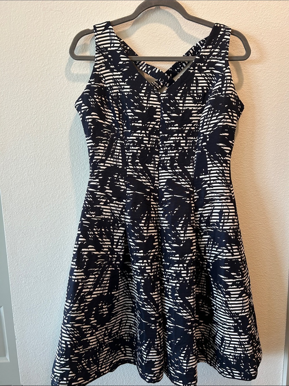 Just Taylor Size 4 Women's Navy and White Printed Fit & Flare Dress